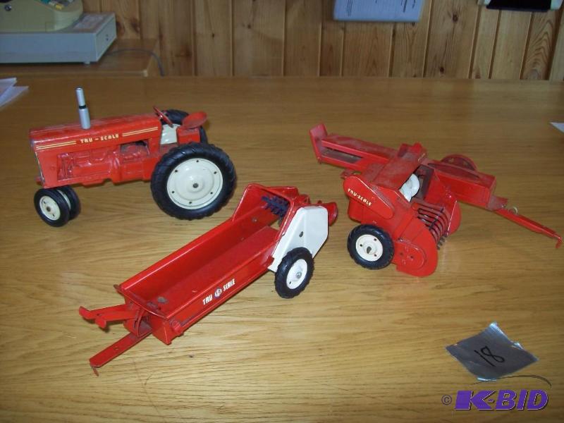 Metal Tru-Scale tractor wattachmen...