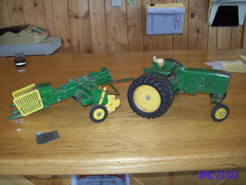 John Deere tractor wattachment ite...