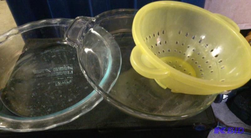 Lot of Anchor Hocking Pie Plates an...