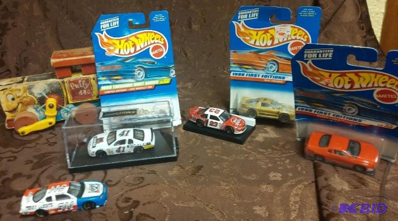 Lot of Hot Wheels and collectable c...