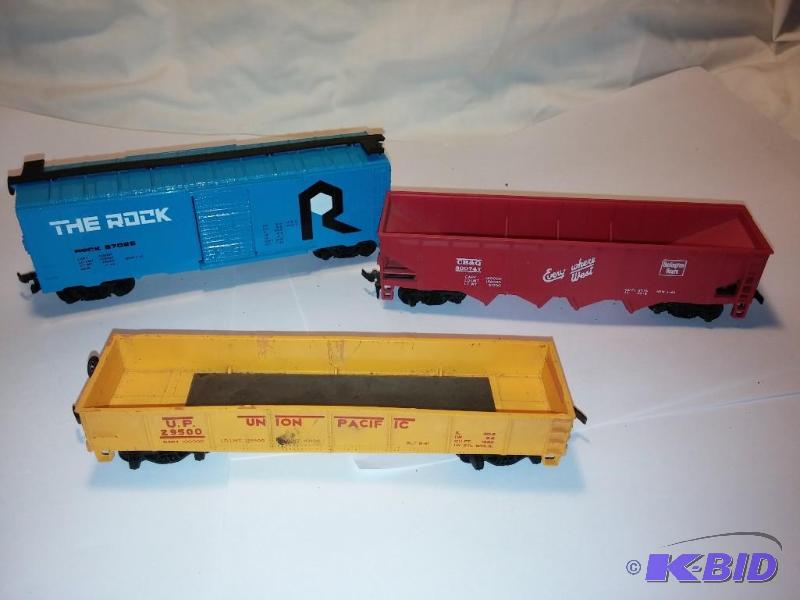 Lot of 3 Train Cars HO Scale...