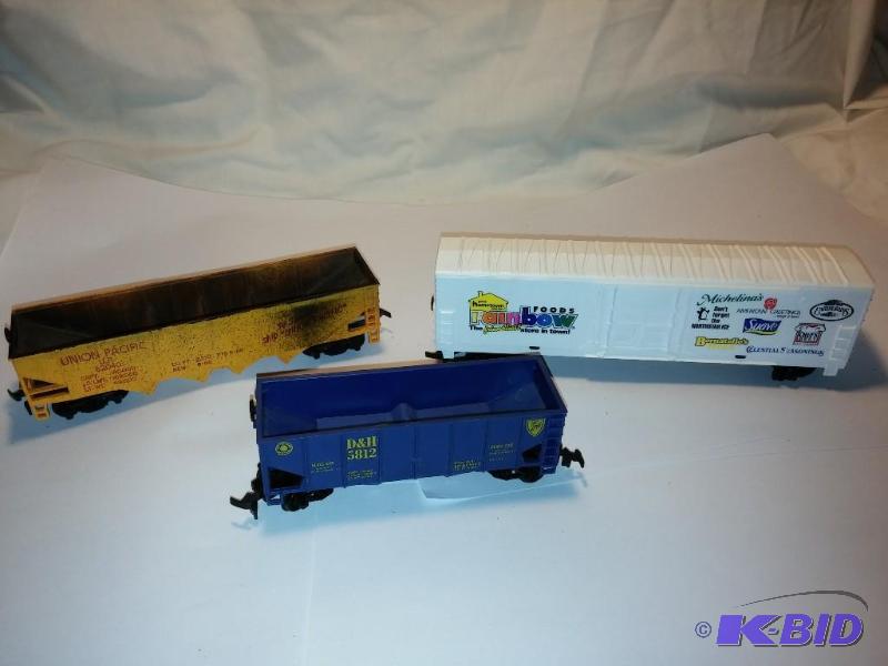 Lot of 3 Train Cars HO Scale...