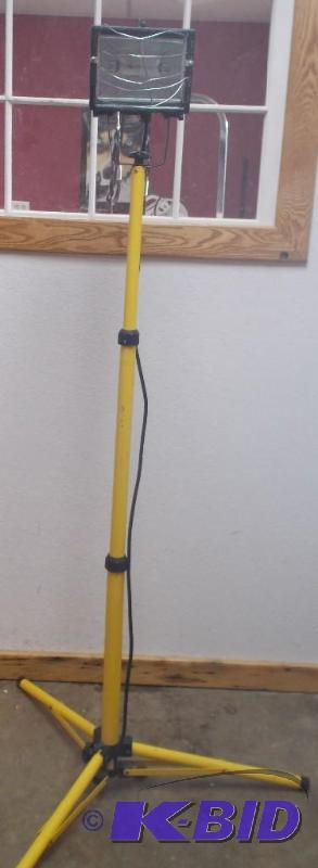 Standing Shop light, works good and...