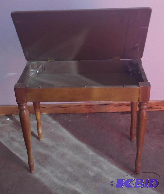 Piano Bench in great shape, opens a...