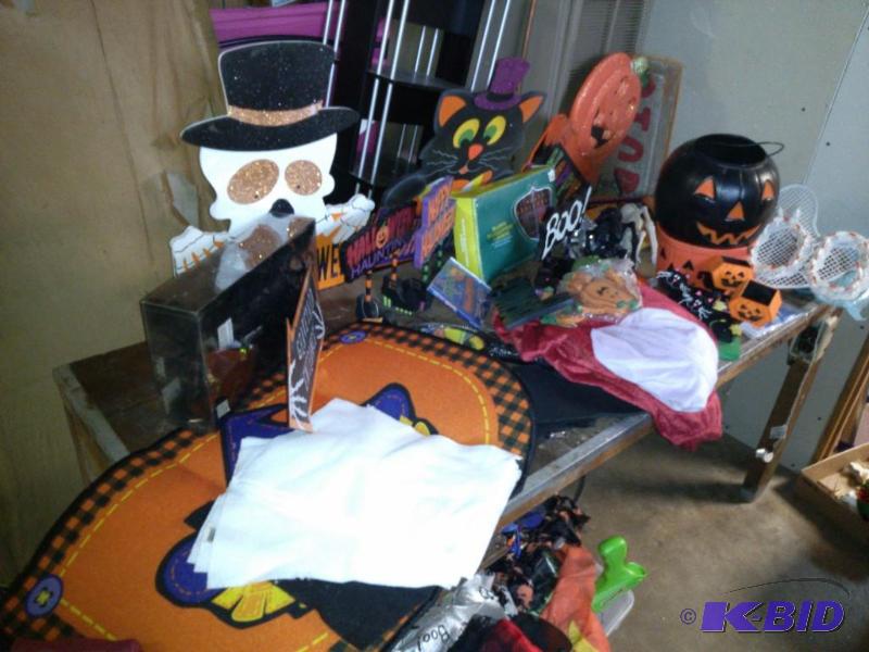 HUGE HUGE HUGE lot of Halloween. Th...