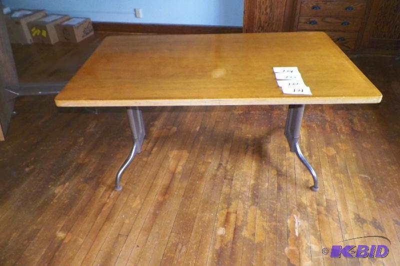 lot 722 image: Office Furniture