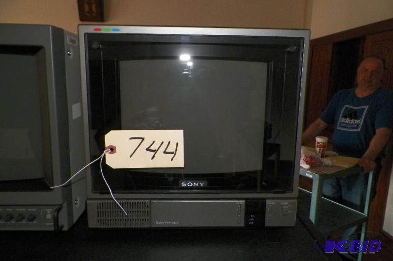 lot 744 image: Color Monitor