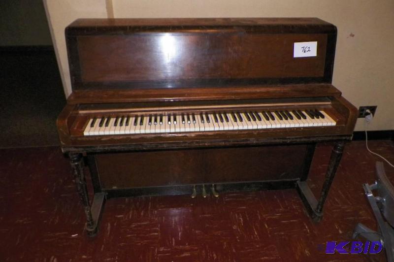 lot 762 image: Musical Instrument