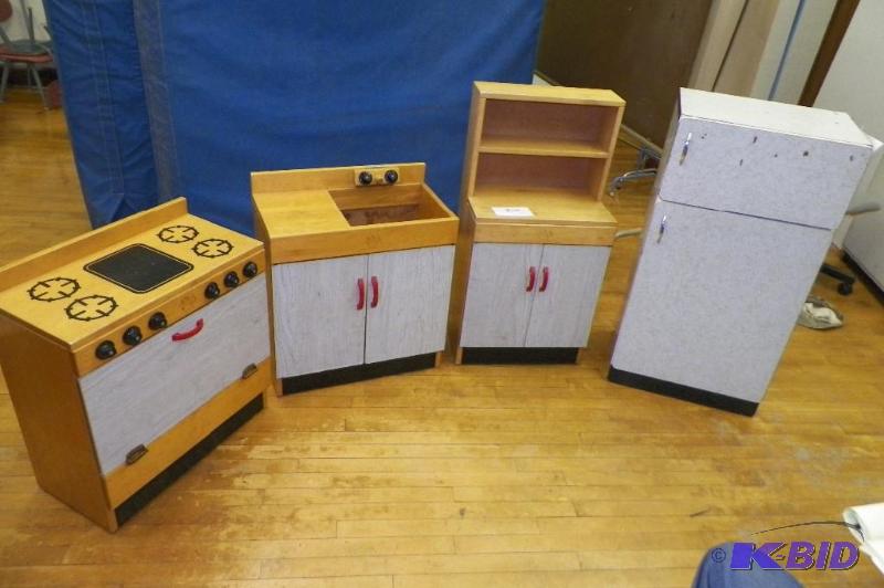 lot 817 image: Community Youth Play Set