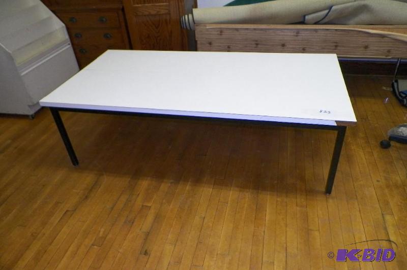 lot 823 image: Table