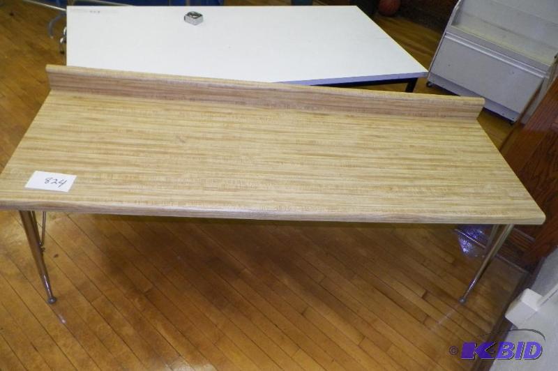 lot 824 image: Table