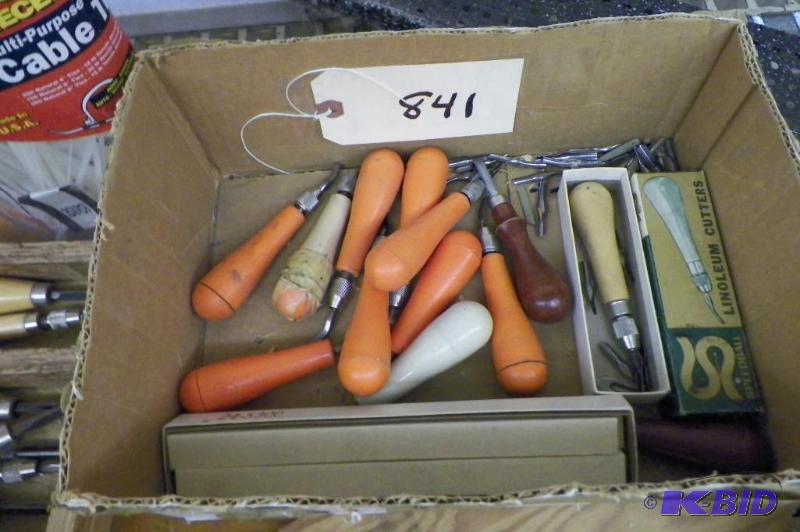 lot 841 image: 13 Speedball Wood Carivng Tools With Extra Blades