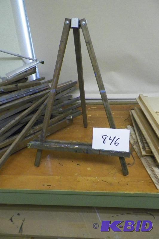 lot 846 image: Lot of art easels
