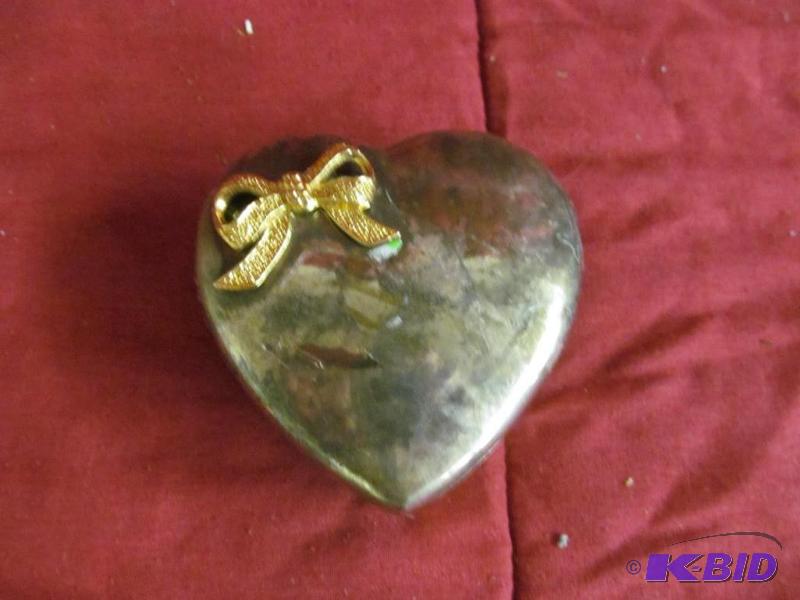 lot 118 image: Box