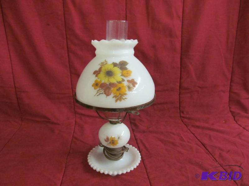 lot 253 image: Lamp