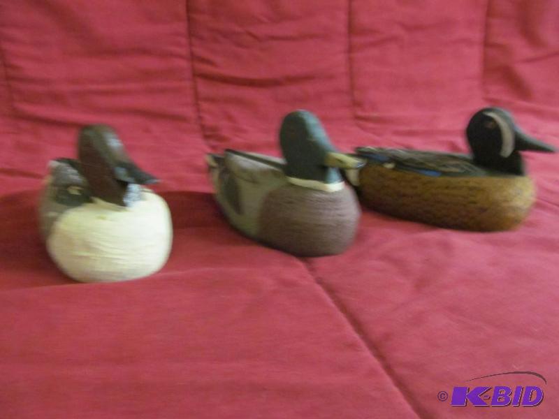 lot 264 image: Decoy