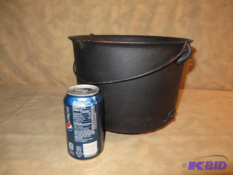 Black Cast Pot nice size, it has be...