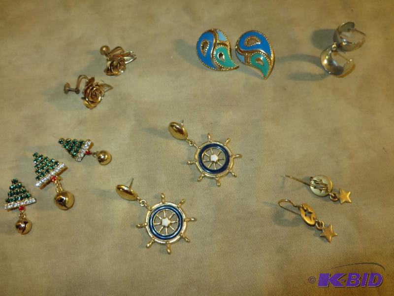 Assortment of earrings...