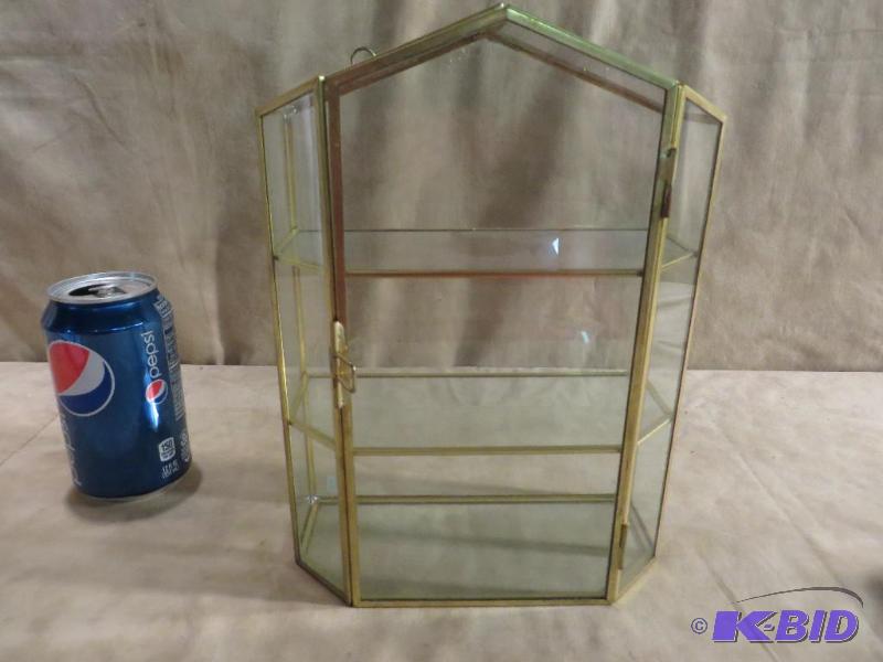 VINTAGE -- Nice little display case...