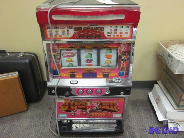 lot 114 image: Final Juggler electronic slot machi...