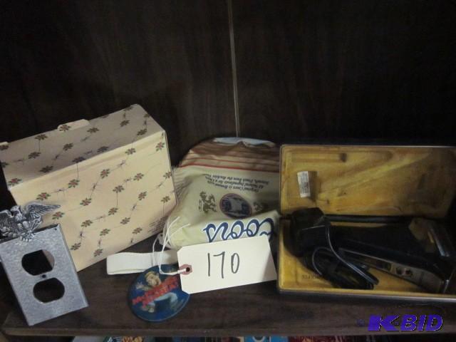 lot 170 image: Vintage Sunbeam groomer, Coors bag,...
