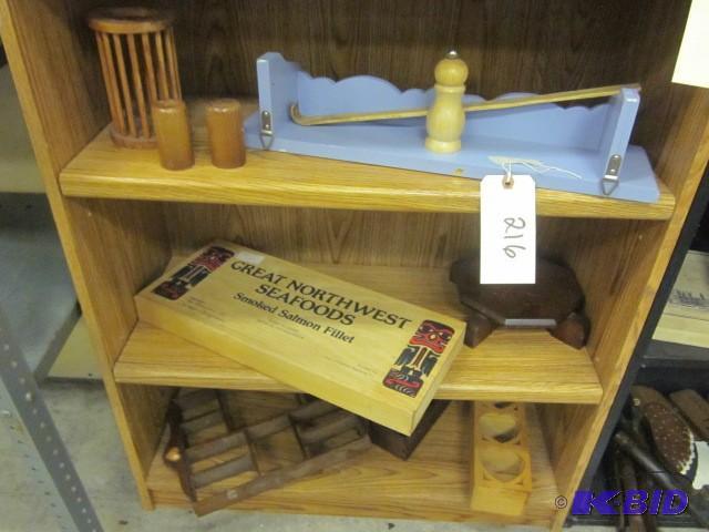 lot 216 image: Large lot of wooden decorative item...