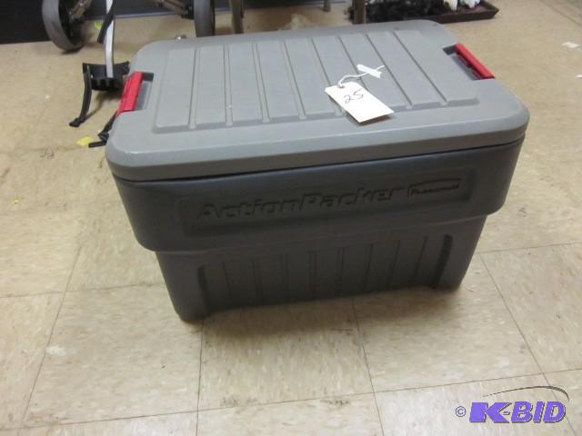 lot 25 image: Rubbermaid storage bin with lid....