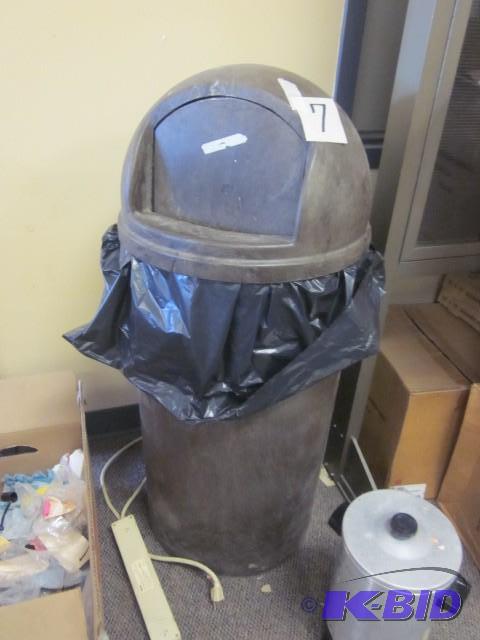 lot 7 image: Commercial style RCP&nbspRubbermai...