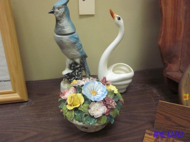 lot 82 image: Lot of ceramic items, including mad...