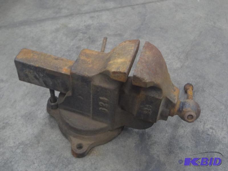 lot 15 image: Model 624 Vise With 4" Jaw...