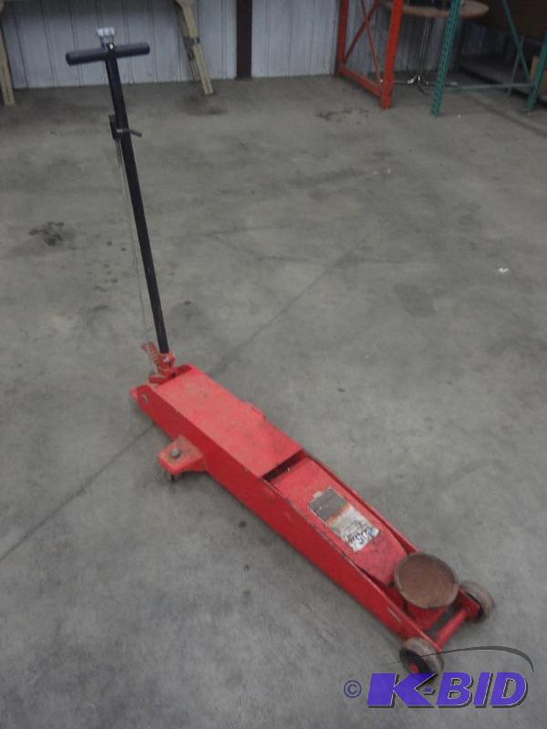 lot 16 image: 5-Ton Long Chassis Hydraulic Servic...