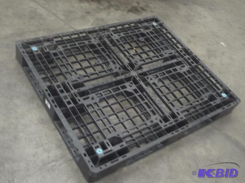 lot 18 image: Industrial Plastic Pallet With 2-Wa...