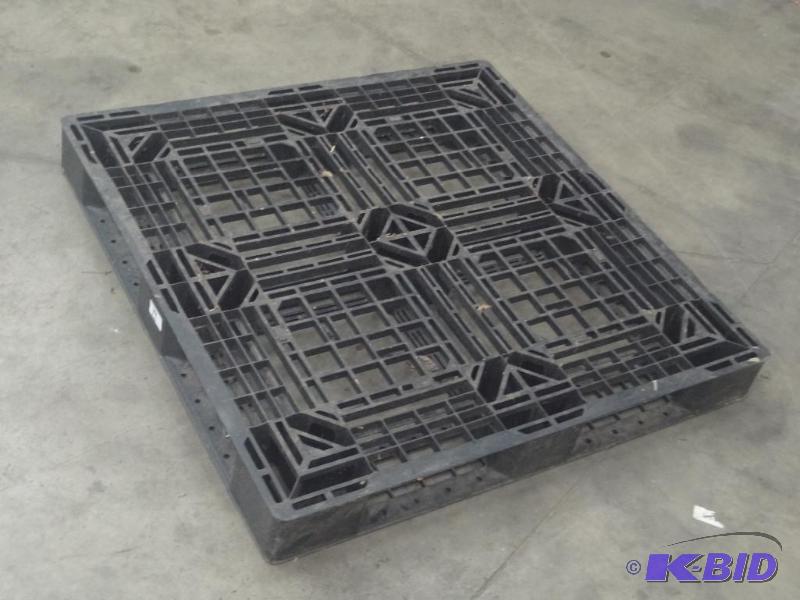 lot 19 image: Industrial Plastic Pallet With 2-Wa...