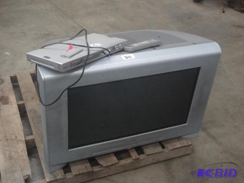 lot 20 image: Sony Trinitron TV With Remote &...