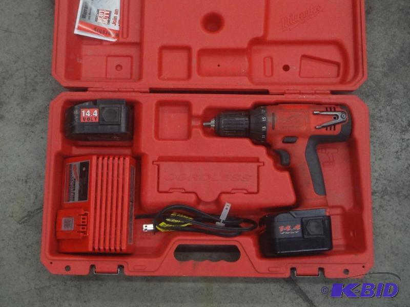 lot 33 image: Milwaukee 14.4Volt 12" Cordle...