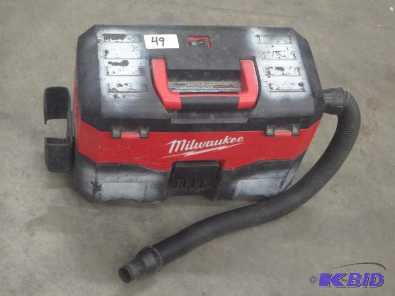 lot 49 image: Milwaukee Portable Vacuum Set...