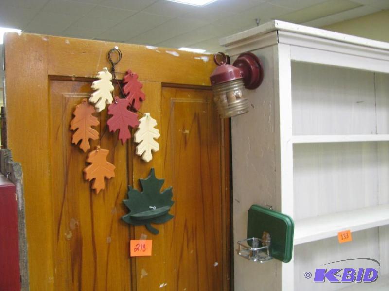 4 decorative wall items...