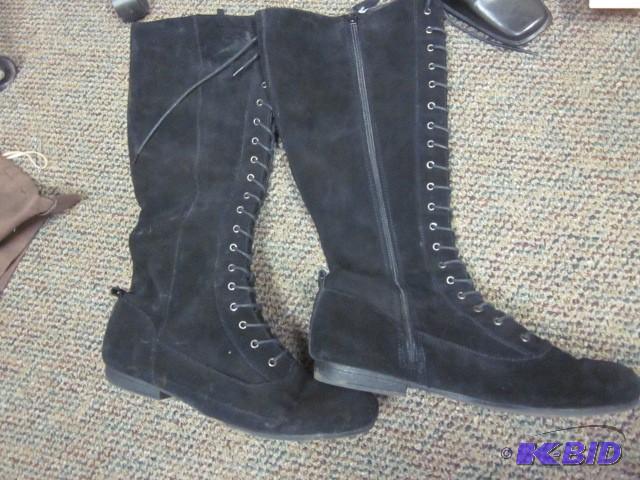Pair of womens size 10 leather lace...