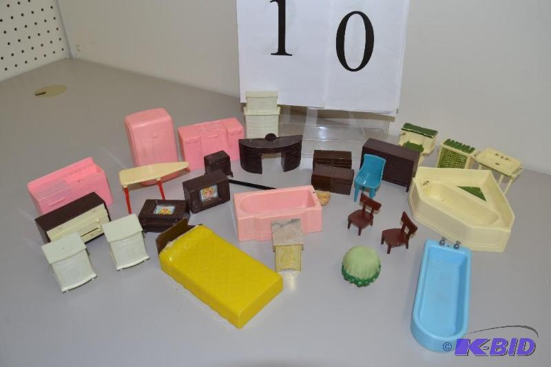 lot 10 image: Vintage dollhouse furniture