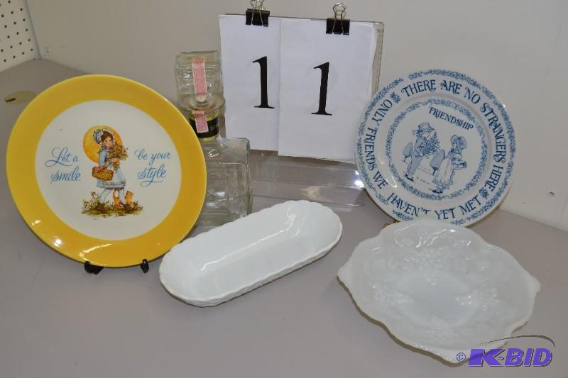 lot 11 image: Collectable glassware