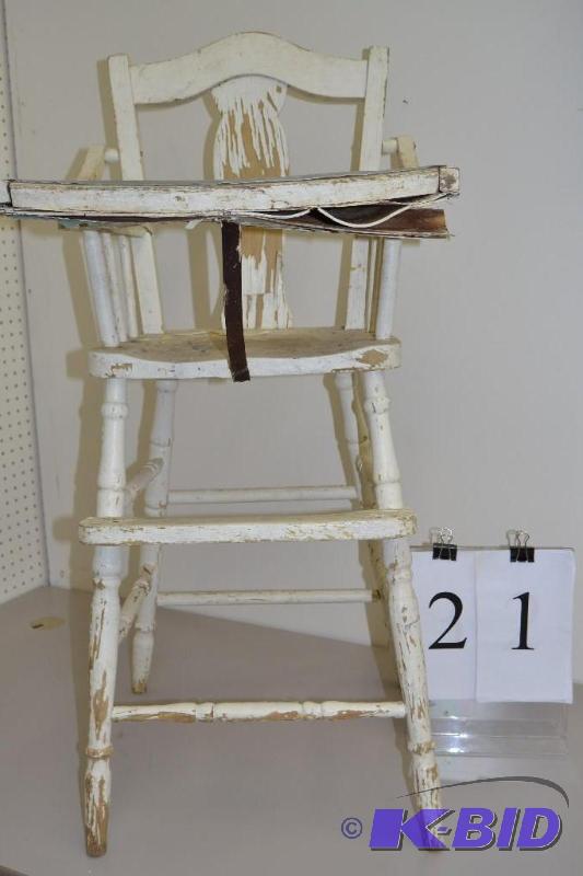 lot 21 image: Vintage highchair
