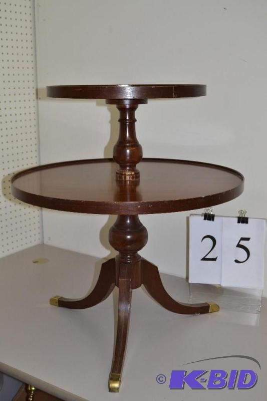 lot 25 image: Vintage table
