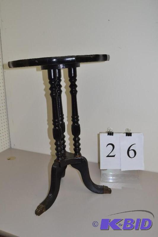 lot 26 image: Vintage pie crust table