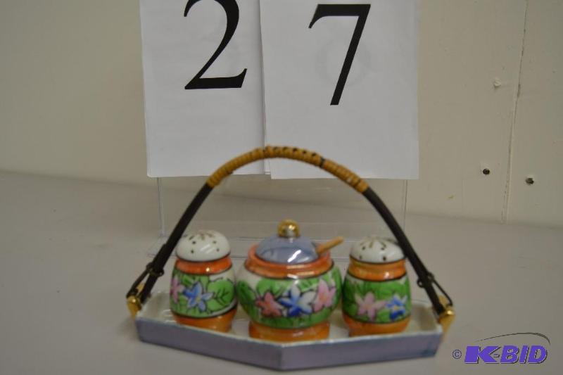 lot 27 image: Vintage lusterware