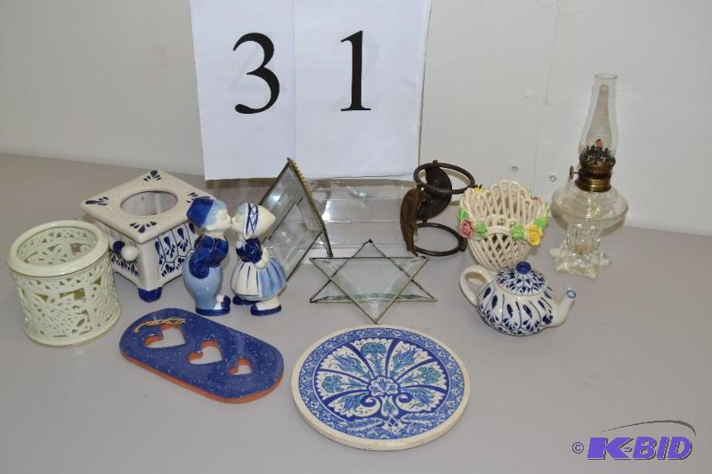 lot 31 image: Dutch figurines - oil lamp