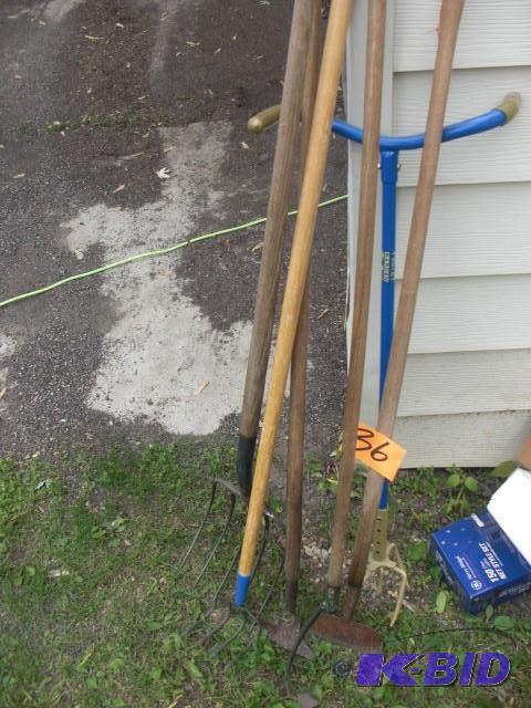 lot 36 image: Pitch Forks, Hoes gardening. see pi...