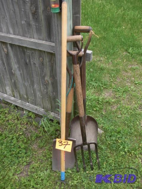 lot 37 image: Misc. Gardening equipment. See pict...