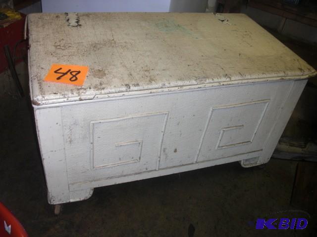 lot 48 image: Nice trunk&nbspwith hand woven mat...