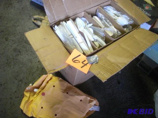 lot 64 image: Huge box of &nbspplastic spoons,kn...