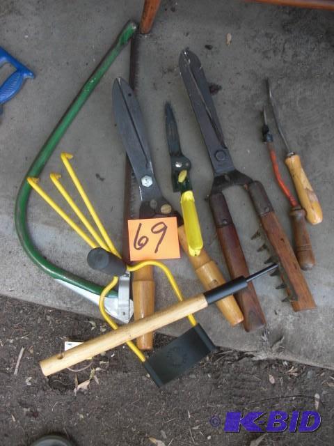 lot 69 image: MIsc Garden tools, hedge clippers a...